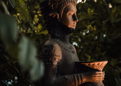 Statuette illuminé par un système d'éclairage - Pro-jet - Irrigation éclairage paysager - Mont-saint-hilaire - Rive-sud